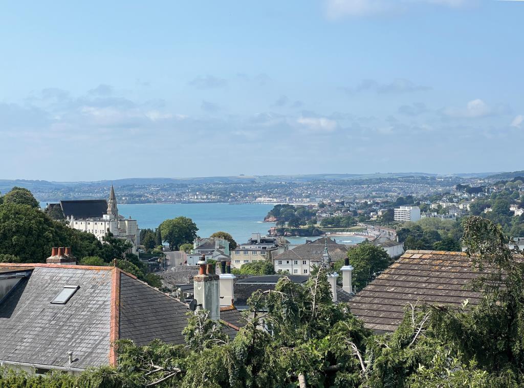 Lot: 7 - A PRESTIGIOUS VICTORIAN MANOR HOUSE FOR UPDATING WITH POTENTIAL - General view of the sea from the property